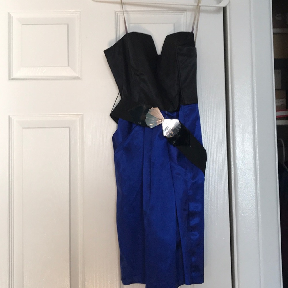 Black and blue belted dress with triangle cut